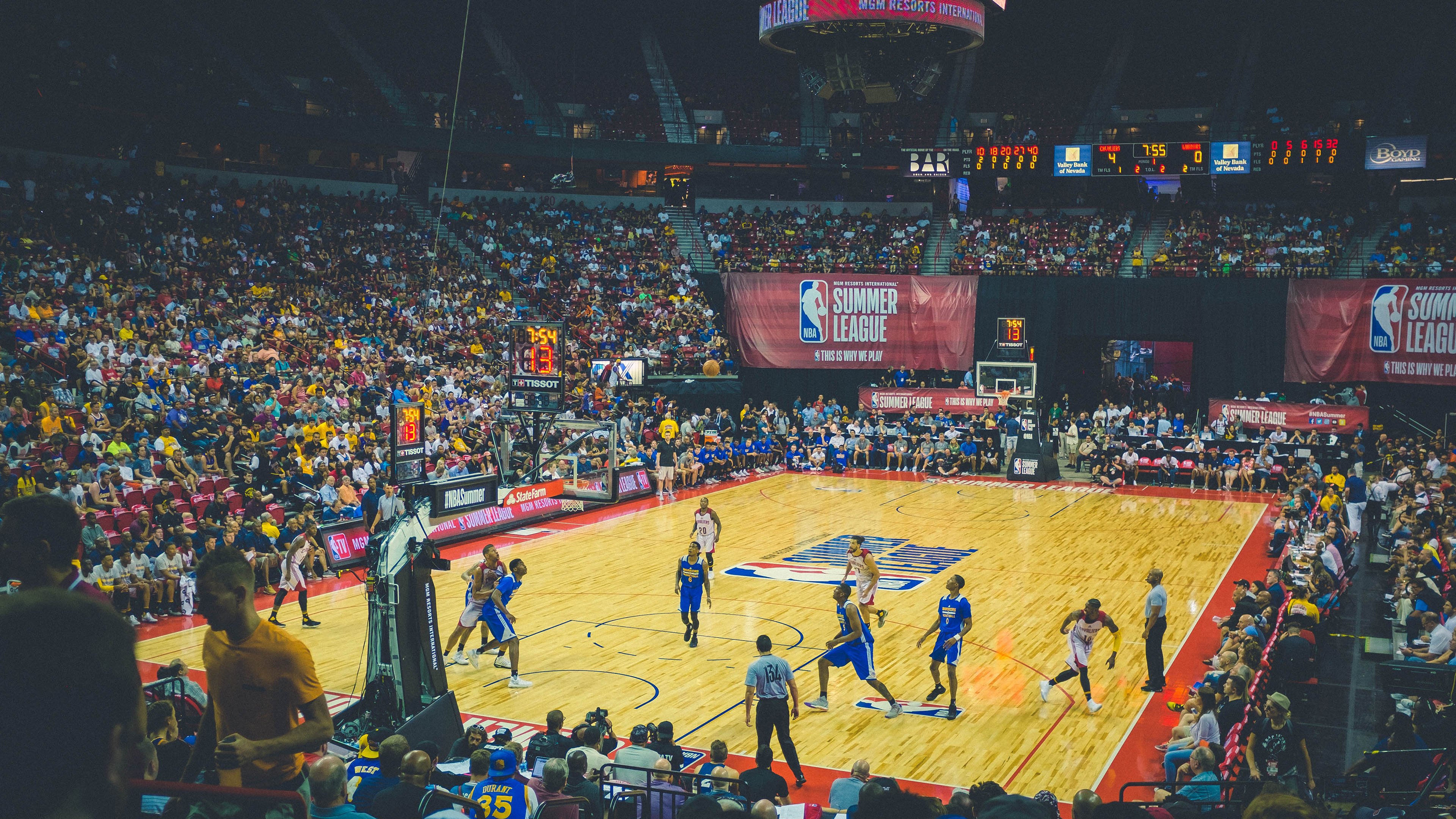 双加时鏖战!湖人险胜勇士,詹姆斯关键三分锁定胜局